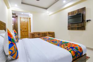 TV a/nebo společenská místnost v ubytování FabHotel The Eden