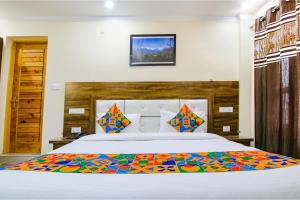 Postel nebo postele na pokoji v ubytování FabHotel The Eden