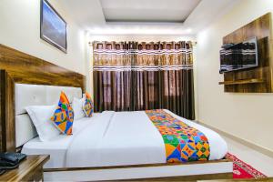 Postel nebo postele na pokoji v ubytování FabHotel The Eden