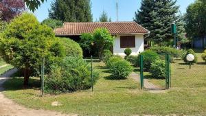 un jardín con un gol de fútbol frente a una casa en Amazonka, en Sombor