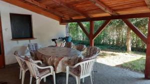 tavolo e sedie in una stanza con tavolo di Amazonka a Sombor