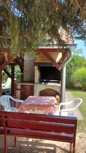 mesa de picnic y 2 sillas con chimenea en Amazonka, en Sombor