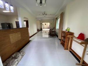 una gran sala de estar con un gran suelo de baldosa blanca en Daras house, en Ban Klam
