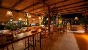 un ristorante con bar, tavoli e sedie di Son2oda a Göcek