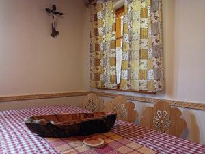 Cette chambre comprend une table avec un bol. dans l'établissement Chata Smrek a kontaktná MINI ZOO, à Jezersko