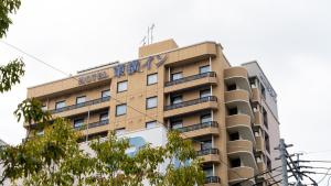 Un edificio con un cartel encima en Toyoko Inn Hakata-guchi Ekimae, en Fukuoka 28 fotos más
