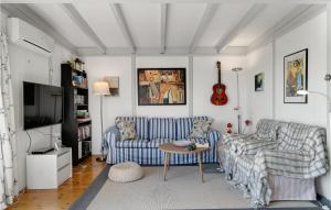 A seating area at Cozy Home In lsted With Kitchen