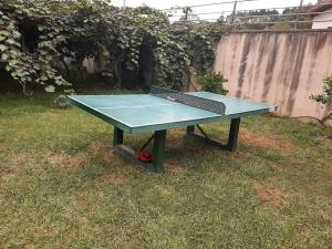 eine Tischtennisplatte im Gras in der Unterkunft Casa rural hermosa en Ispaster con jardin. WIFI in Ispáster