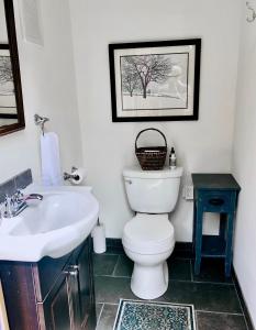 uma casa de banho com um WC branco e um lavatório. em Bond Ranch Retreat em Sequim