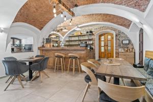 Reštaurácia alebo iné gastronomické zariadenie v ubytovaní Pension a restaurace Regina