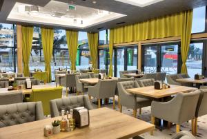 Restoran või mõni muu söögikoht majutusasutuses Hotel Emerald