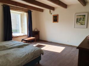1 dormitorio con cama y ventana en Le Sanglier Sauvage, en Bussières-lès-Belmont