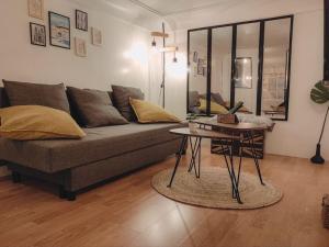 a living room with a couch and a table at Joli appartement rénové dans le centre proche gare in Marseille