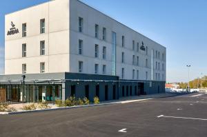 een wit gebouw aan de straatkant bij Hôtel Akena Chauray-Niort in Chauray