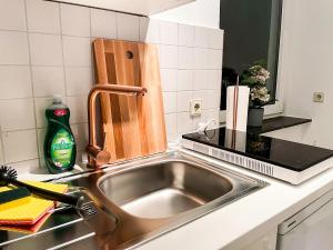 a kitchen sink with a faucet and a counter top at Apartment für 3 Gäste kostenlose Parkplätze und Lift in Hannover