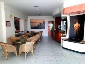 ein Restaurant mit einer Reihe von Tischen und Stühlen in der Unterkunft Hotel Giada in Silvi Marina