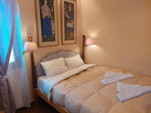 una camera con un letto con due cuscini sopra di Kalypso Home by Dimitropoulos a Eleonas