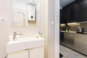 A kitchen or kitchenette at Bright Studio with Parliament view, Free Parking Még 32 kép