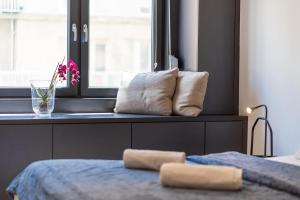 A bed or beds in a room at Bright Studio with Parliament view, Free Parking