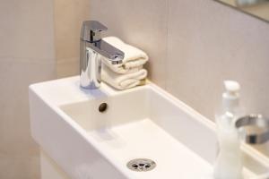 A bathroom at Bright Studio with Parliament view, Free Parking