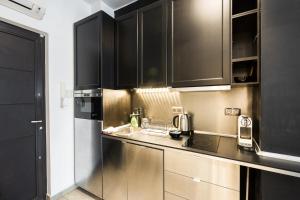 A kitchen or kitchenette at Bright Studio with Parliament view, Free Parking
