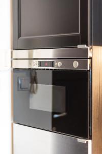 A kitchen or kitchenette at Bright Studio with Parliament view, Free Parking