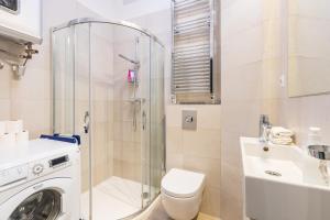 A bathroom at Bright Studio with Parliament view, Free Parking