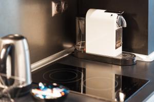 A kitchen or kitchenette at Bright Studio with Parliament view, Free Parking