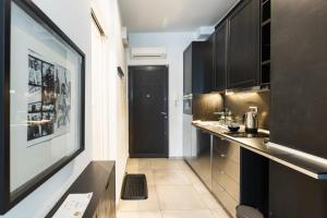 A kitchen or kitchenette at Bright Studio with Parliament view, Free Parking