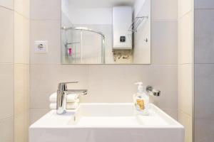 A bathroom at Bright Studio with Parliament view, Free Parking