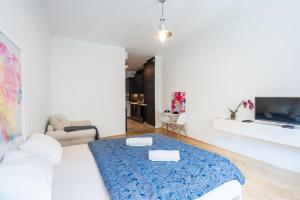 A television and/or entertainment centre at Bright Studio with Parliament view, Free Parking