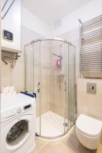 A bathroom at Bright Studio with Parliament view, Free Parking