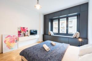 A bed or beds in a room at Bright Studio with Parliament view, Free Parking