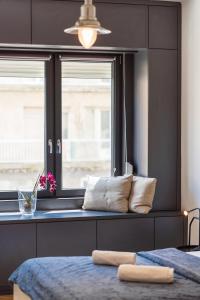 A bed or beds in a room at Bright Studio with Parliament view, Free Parking