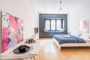 A bed or beds in a room at Bright Studio with Parliament view, Free Parking