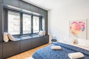 A bed or beds in a room at Bright Studio with Parliament view, Free Parking