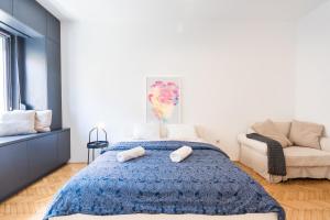 A bed or beds in a room at Bright Studio with Parliament view, Free Parking