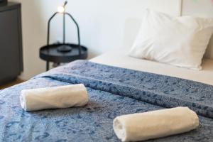 A bed or beds in a room at Bright Studio with Parliament view, Free Parking