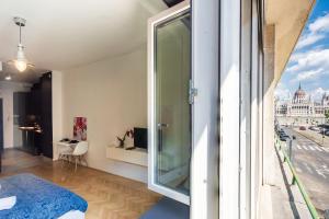 A balcony or terrace at Bright Studio with Parliament view, Free Parking