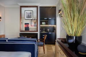 a hotel room with a bed and a table and chairs at Casa Violante Luxury Apartment in Rome