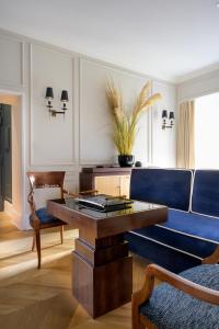 sala de estar con sofá azul y mesa en Casa Violante Luxury Apartment, en Roma