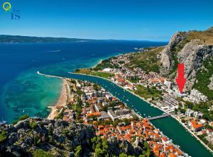 an aerial view of a town on a mountain with a red arrow at Center apartment PIA OMIŠ in Omiš