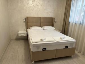 Ένα ή περισσότερα κρεβάτια σε δωμάτιο στο DELUXE APARTAMENTS DARIS-free parking
