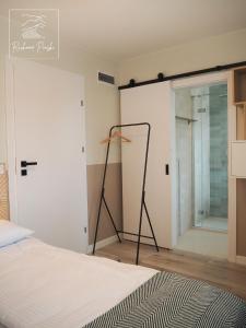 1 dormitorio con cama y espejo en Ruchome Piaski, en Łeba