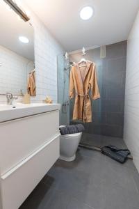La salle de bains est pourvue d'une douche, de toilettes et d'un lavabo. dans l'établissement Casa Virginia Corralejo by iRent Fuerteventura, à Corralejo