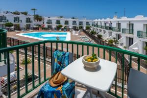 Bazén v ubytovaní Casa Virginia Corralejo by iRent Fuerteventura alebo v jeho blízkosti