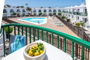 Bazén v ubytovaní Casa Virginia Corralejo by iRent Fuerteventura alebo v jeho blízkosti