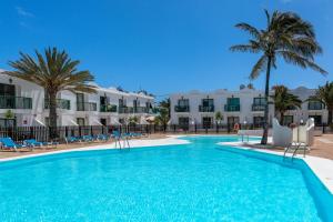 Bazén v ubytovaní Casa Virginia Corralejo by iRent Fuerteventura alebo v jeho blízkosti
