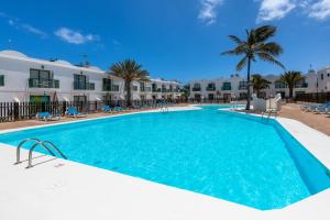 Bazén v ubytovaní Casa Virginia Corralejo by iRent Fuerteventura alebo v jeho blízkosti