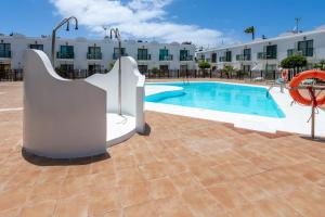 Bazén v ubytovaní Casa Virginia Corralejo by iRent Fuerteventura alebo v jeho blízkosti